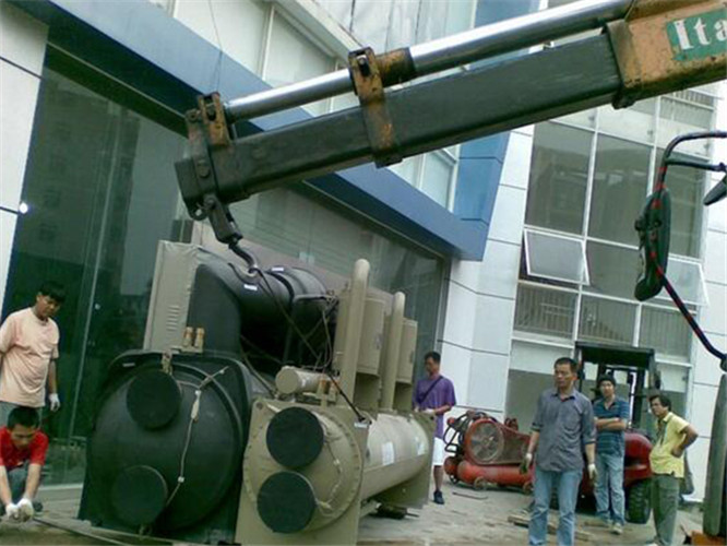 富裕县随车吊和汽车吊的核心区别是什么？哪种更省钱？